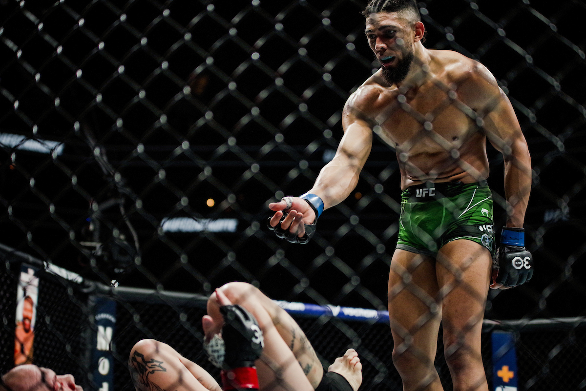 Johnny Walker oferece ajuda a Anthony Smith durante co-main event do UFC Charlotte.