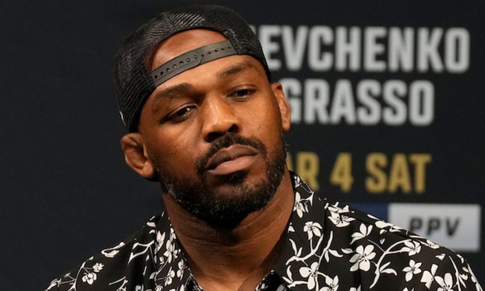 Jon Jones interage com a imprensa durante a coletiva pré-UFC 285.