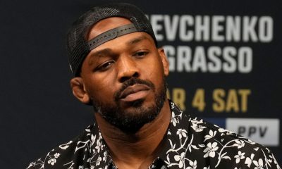 Jon Jones interage com a imprensa durante a coletiva pré-UFC 285.