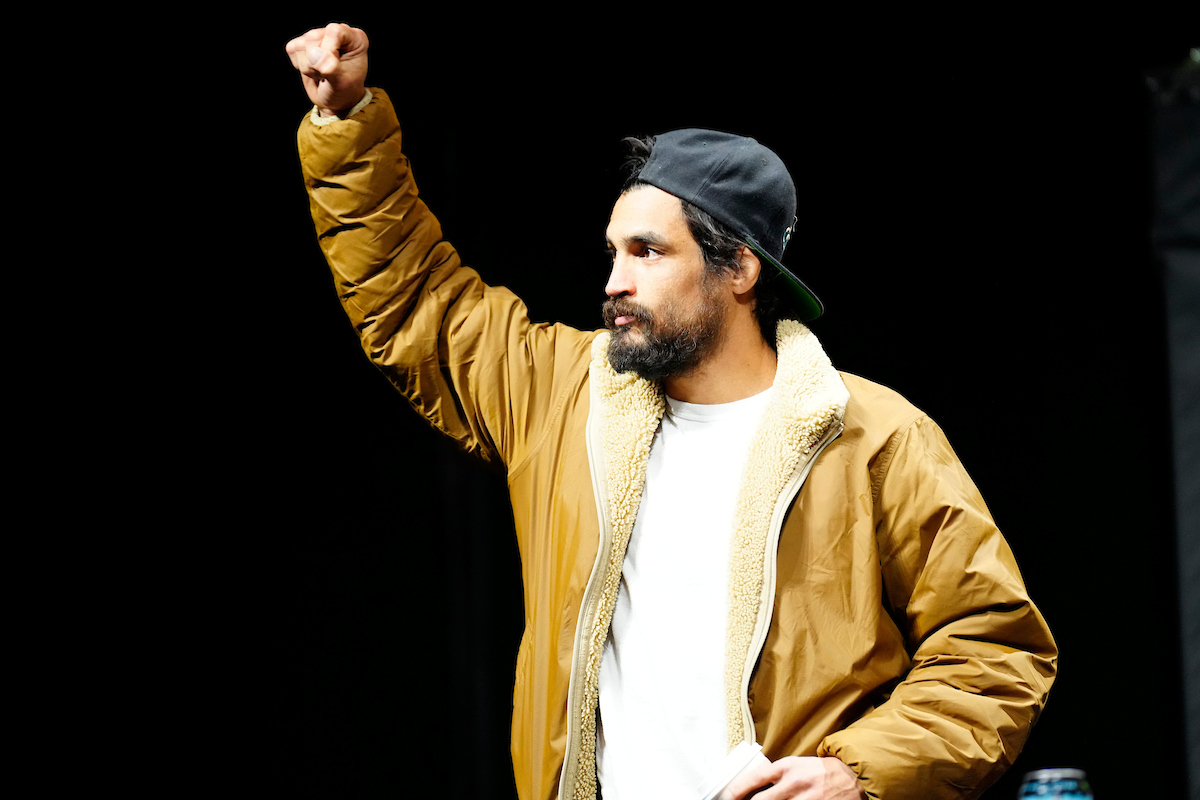 Kron Gracie sauda a torcida presente na coletiva de imprensa do UFC 288.