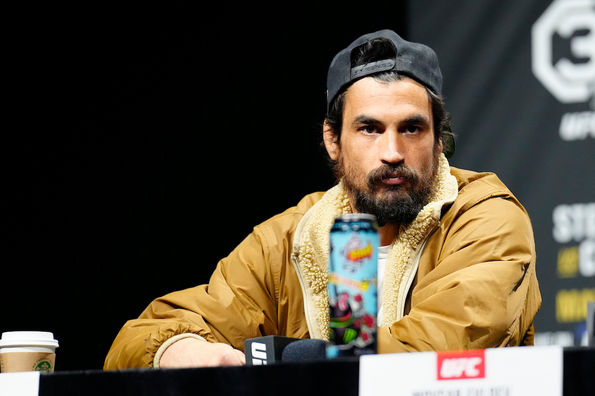 Kron Gracie sentado à mesa da coletiva de imprensa do UFC 288.