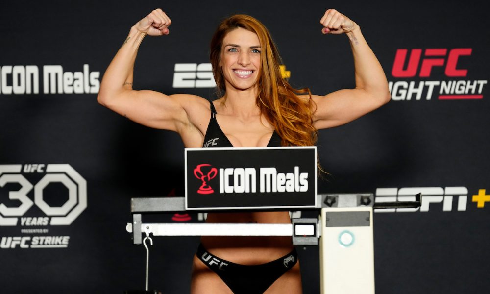 Mackenzie Dern posa na balança após bater o peso e confirmar sua luta contra Angela Hill no UFC Vegas 73.
