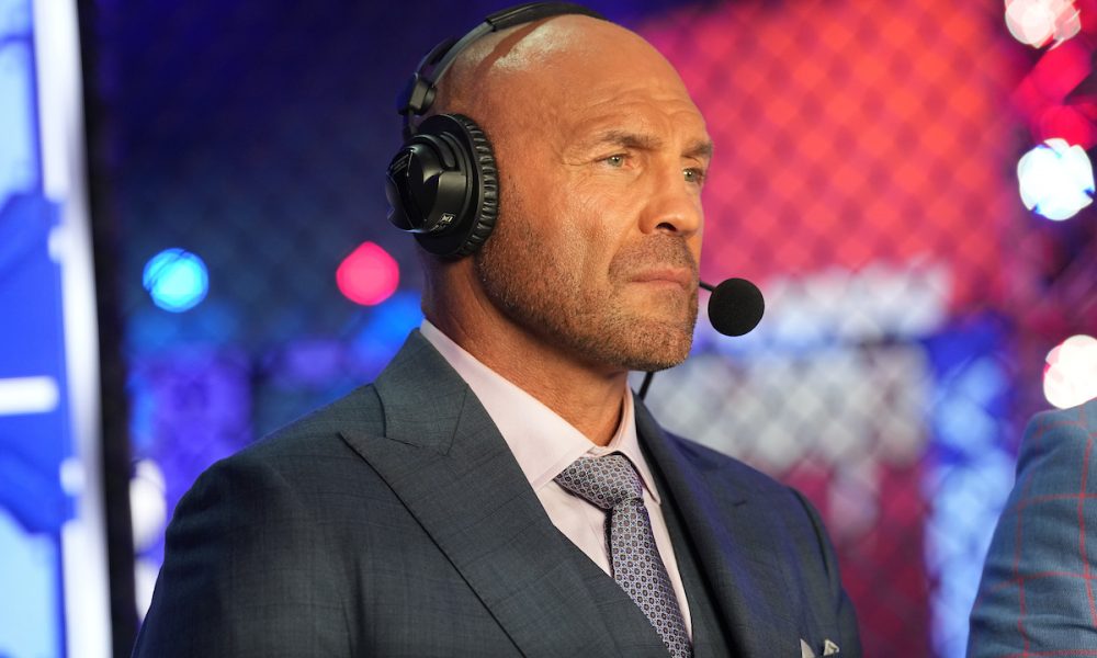 Randy Couture exercendo sua função de comentarista durante as semifinais dos torneios da PFL na temporada 2022.