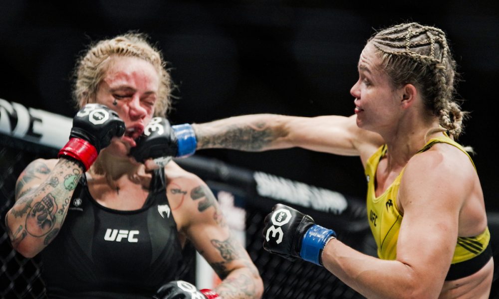 Tainara Lisboa acerta um soco durante sua luta de estreia no UFC, na qual venceu Jessica-Rose Clark por finalização.