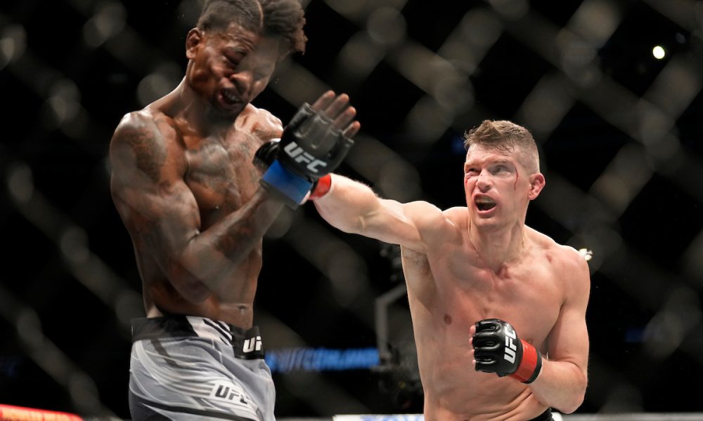 Stephen Thompson acerta um soco na vitória sobre Kevin Holland na luta principal do UFC Orlando.