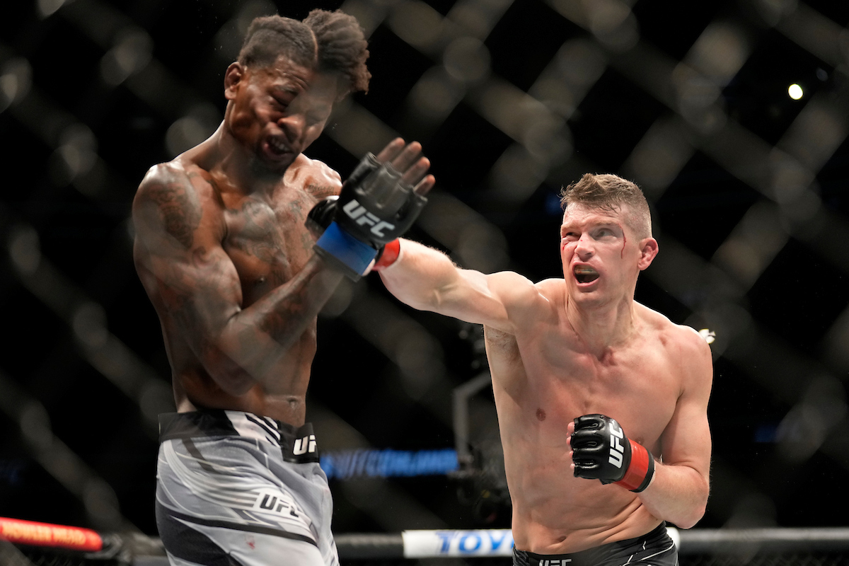 Stephen Thompson acerta um soco na vitória sobre Kevin Holland na luta principal do UFC Orlando.