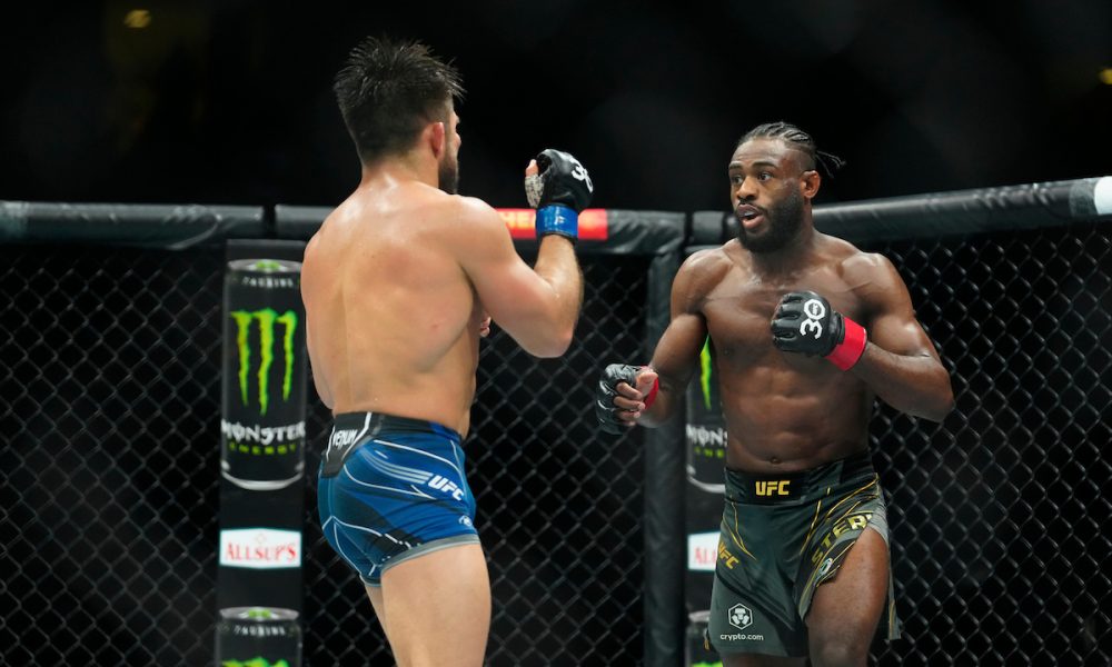 Aljamain Sterling segue como campeão dos galos do UFC ao vencer Henry Cejudo