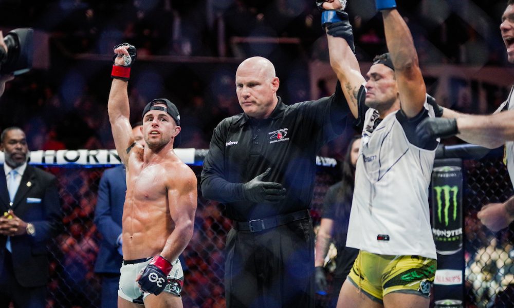 O americano chegou a levantar o braço ao final da disputa, mas saiu derrotado do UFC Charlotte.