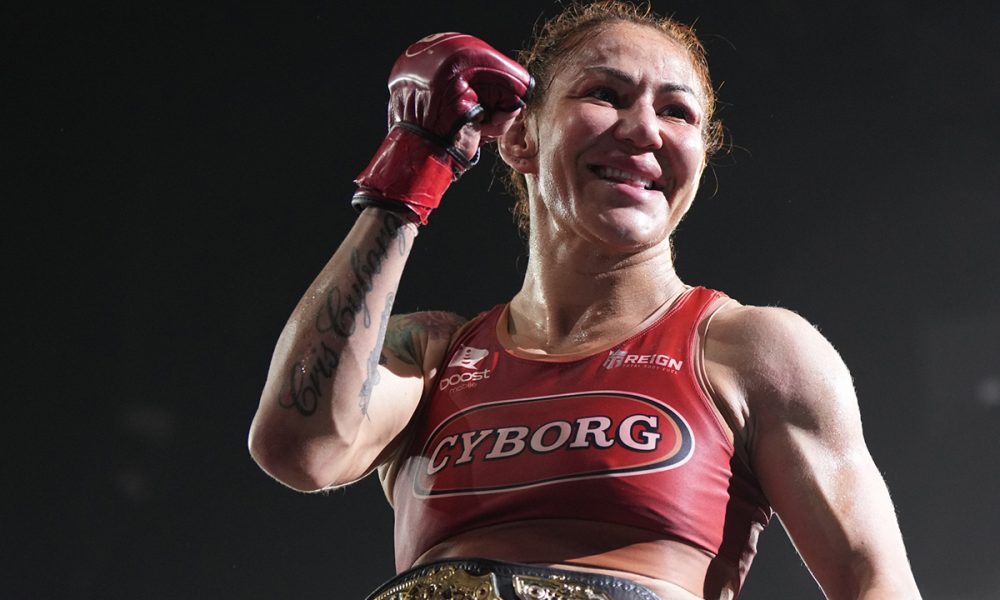 Cris Cyborg celebra vitória em sua luta no Bellator