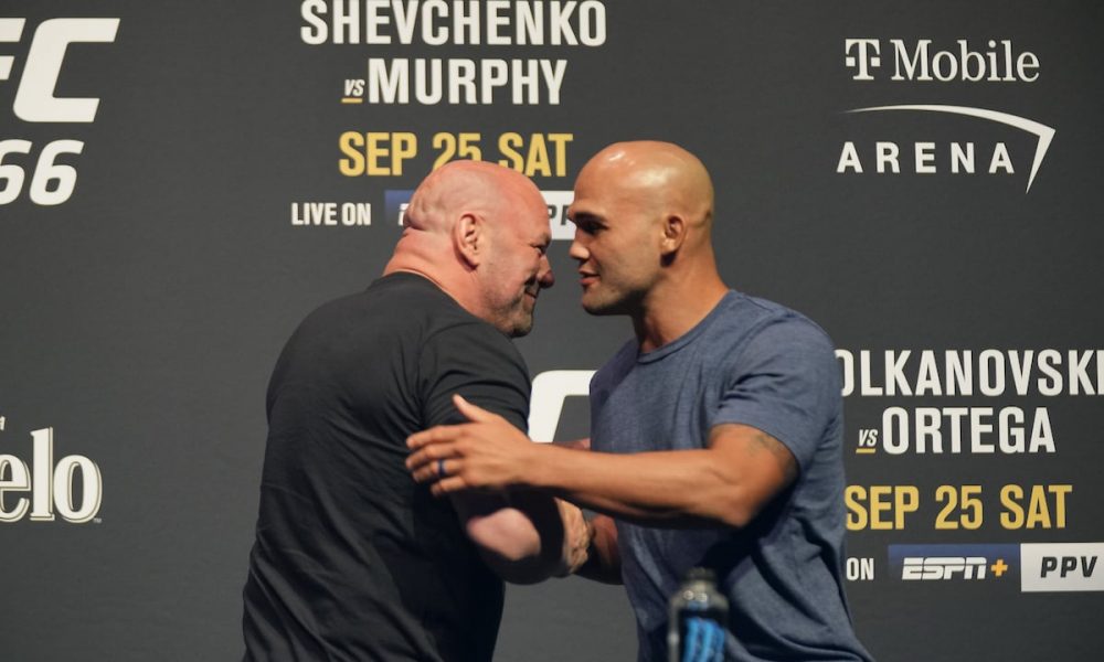 Dana White e Robbie Lawler se abraçam durante coletiva de imprensa do UFC 266