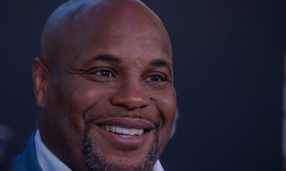 Ex-campeão do UFC, Daniel Cormier integra o Hall da Fama da organização e atua como comentarista
