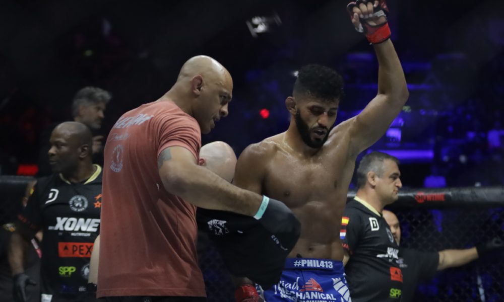 Douglas Lima celebra sua vitória no Bellator 296 com Roan Jucão Carneiro