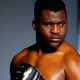 Francis Ngannou posa com as luvas da PFL nos punhos