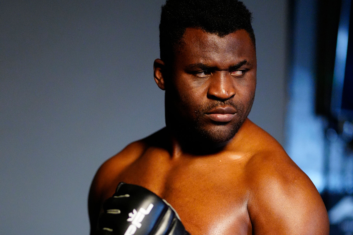 Francis Ngannou posa com as luvas da PFL nos punhos