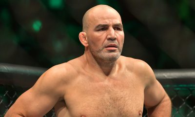 Glover Teixeira no octógono antes de uma luta de MMA