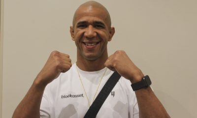 Gregory Robocop sorri em momento pré-luta no UFC