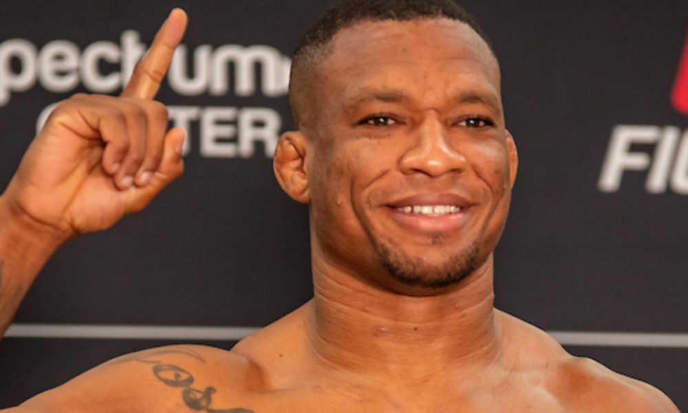 Peso-pesado, Jailton Malhadinho passa tranquilo por balança em pesagem do UFC