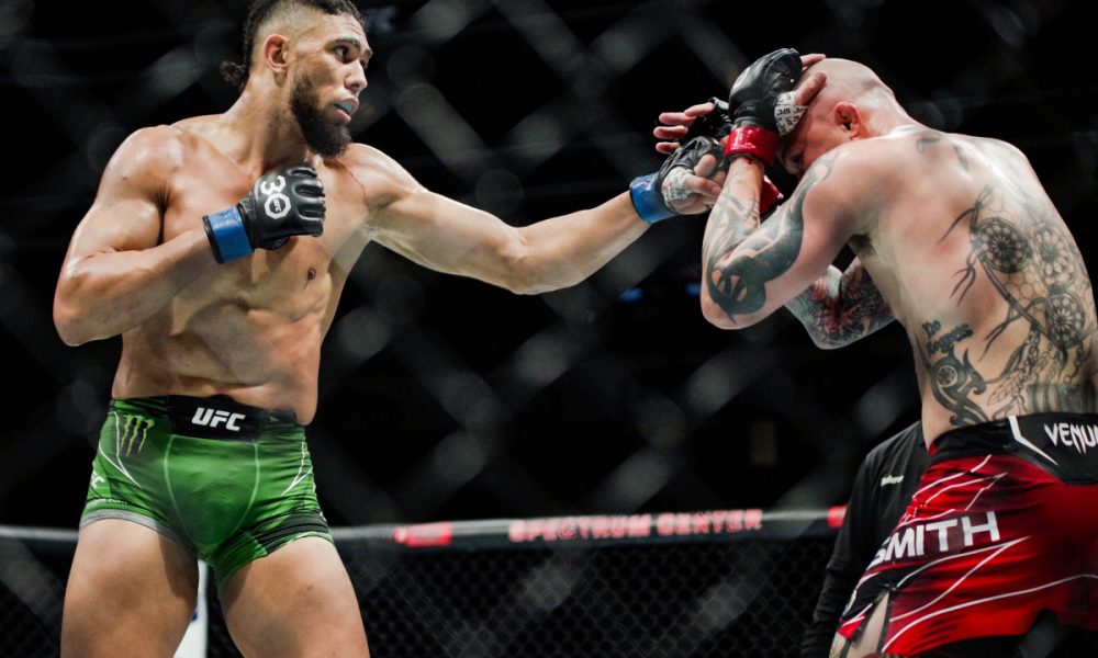 Johnny Walker aplica um jab contra o rosto de Anthony Smith no UFC Charlotte