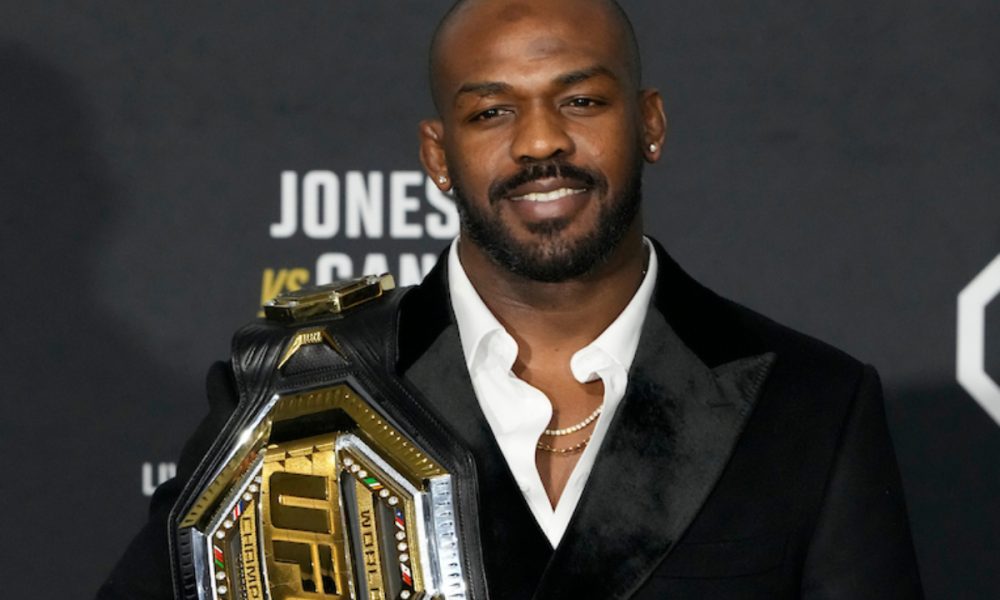 Jon Jones se tornou campeão do peso-pesado do UFC em sua estreia na categoria
