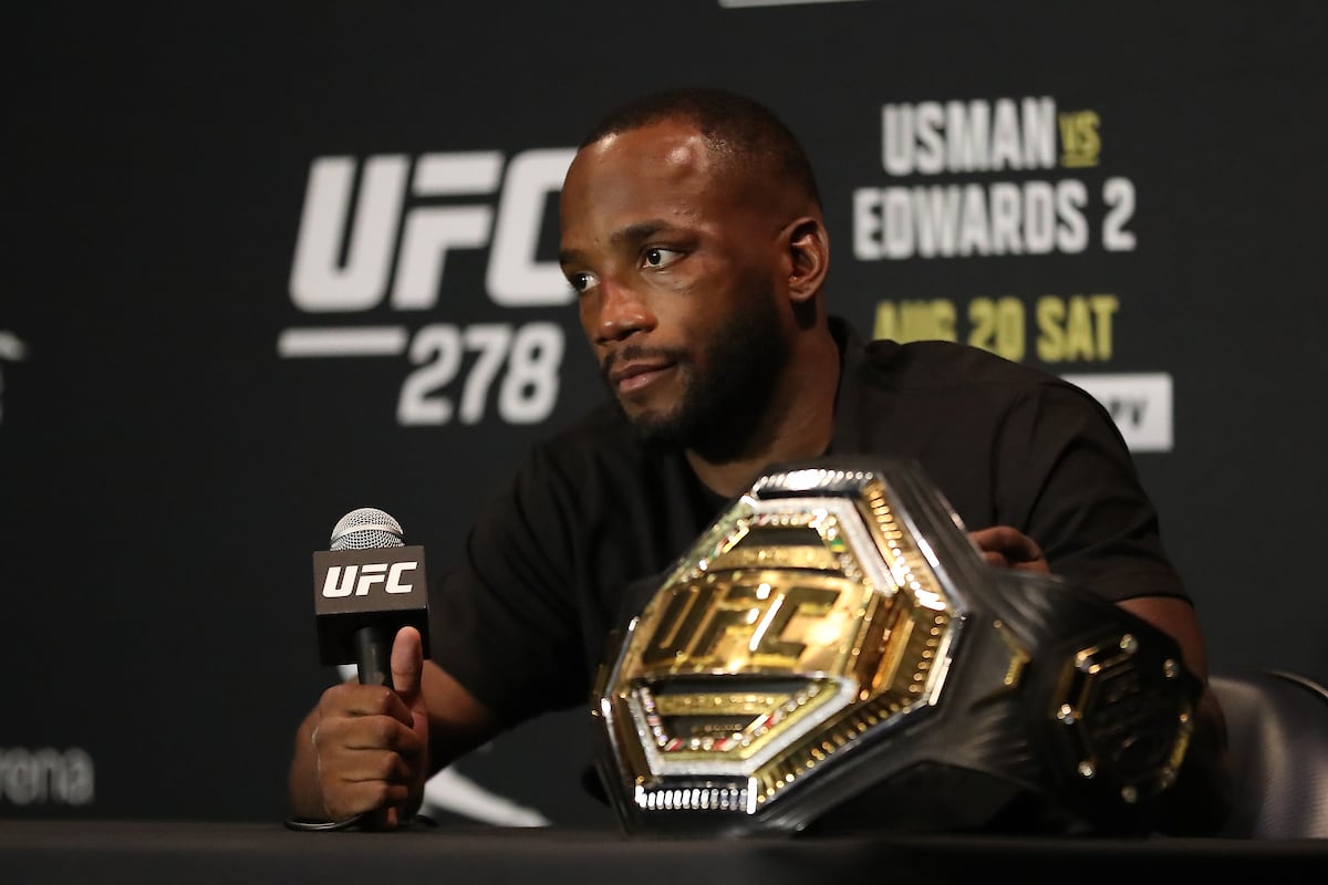 Leon Edwards conversa com a imprensa após conquistar o cinturão até 77 kg no UFC 278