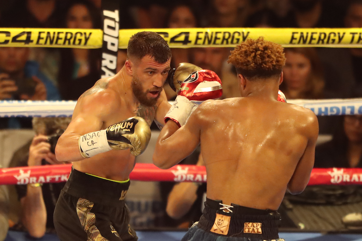 Vasyl Lomachenko (à esquerda) em ação contra Devin Haney