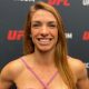 Sorridente, Mackenzie Dern conversa com a imprensa no 'media day' do UFC Vegas 73