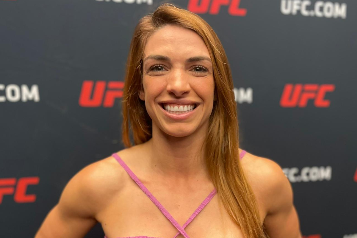Sorridente, Mackenzie Dern conversa com a imprensa no 'media day' do UFC Vegas 73