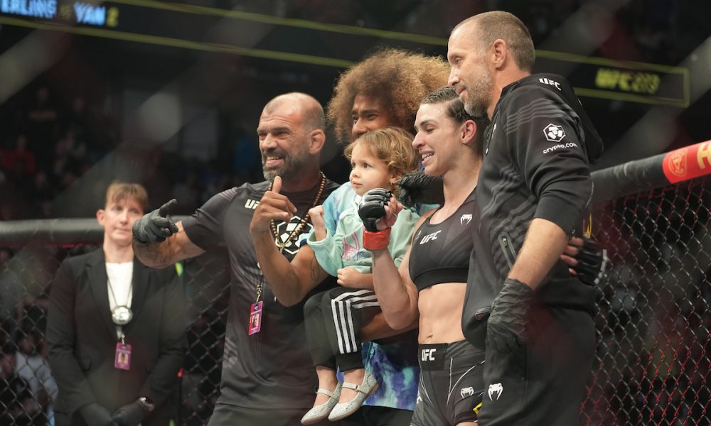Mackenzie Dern celebra vitória no UFC 273 com a família