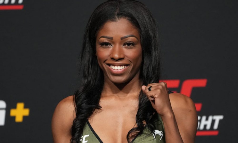 Sorridente, Maria Oliveira bate o peso para competir mais uma vez no UFC.