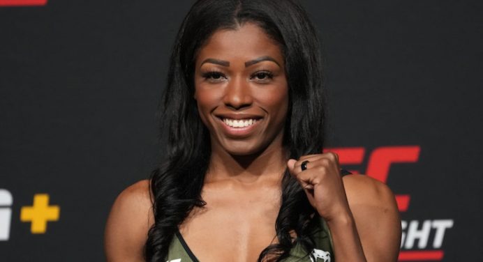 Penetra da festa de Anitta, lutadora do UFC é eliminada de reality show da Record TV