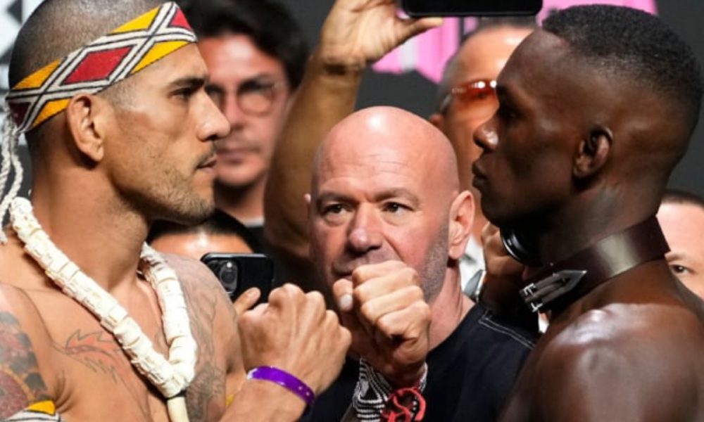 Alex Poatan e Israel Adesanya frente a frente durante encarada na pesagem cerimonial do UFC 287