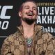De tranças rosas, Sean O'Malley cai na gargalhada durante coletiva do UFC 280.