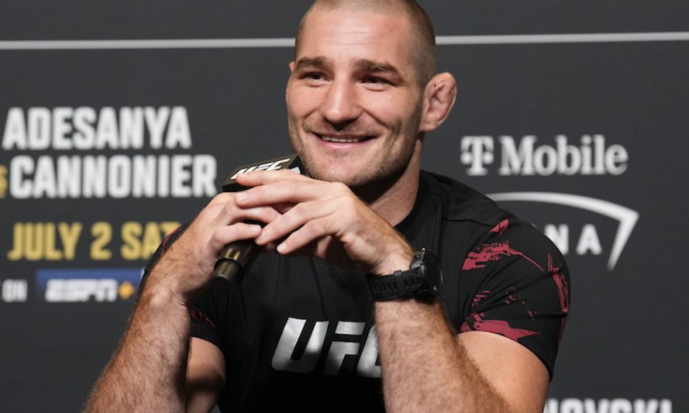 Sorridente, Sean Strickland participa do 'media day' do UFC 276