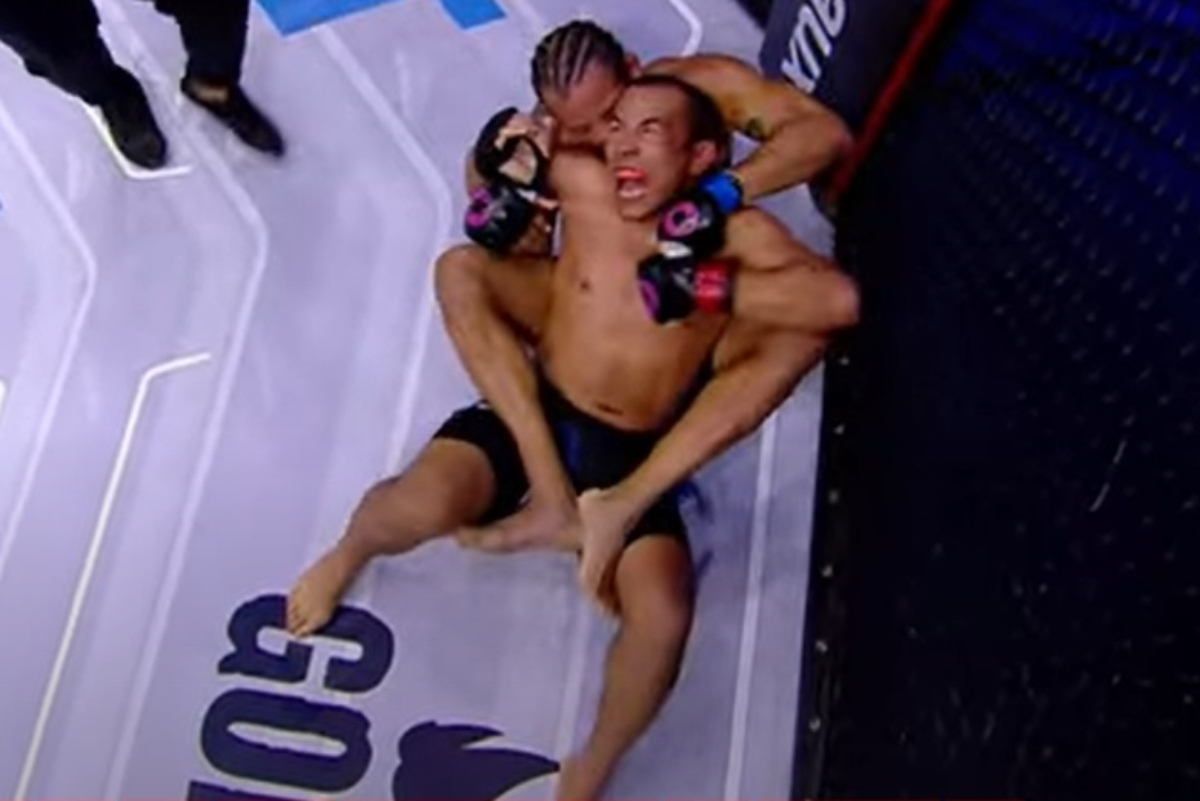 À la Mike Tyson! Brasileiro é desclassificado por morder orelha de rival durante luta; veja