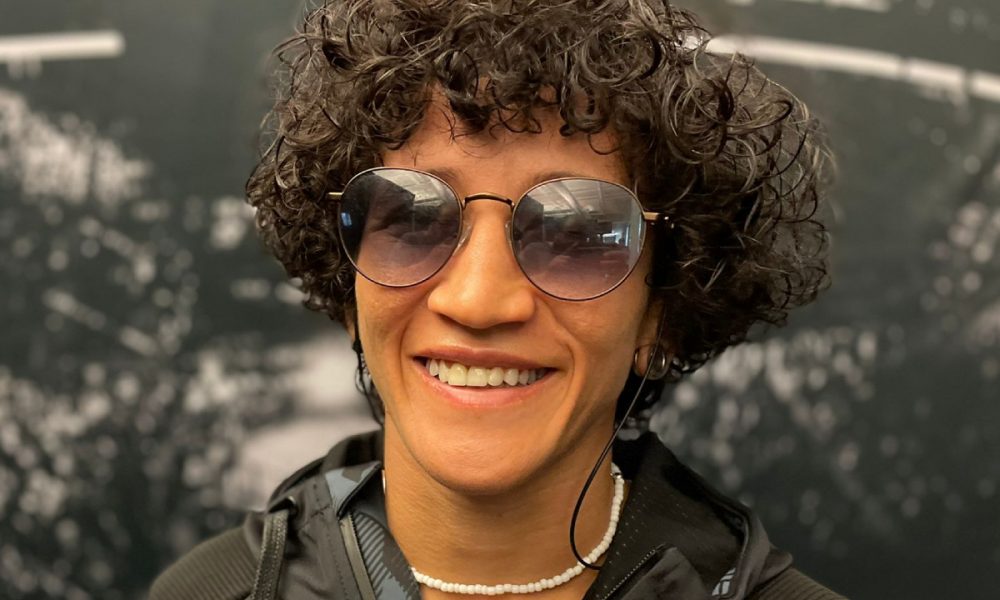 Virna Jandiroba marca presença no media day do UFC e atende os jornalistas