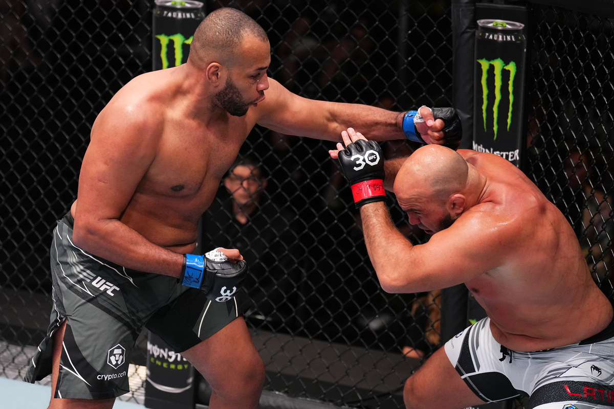 Em luta parelha, Rodrigo Zé Colmeia vence por decisão dividida no UFC Vegas 73