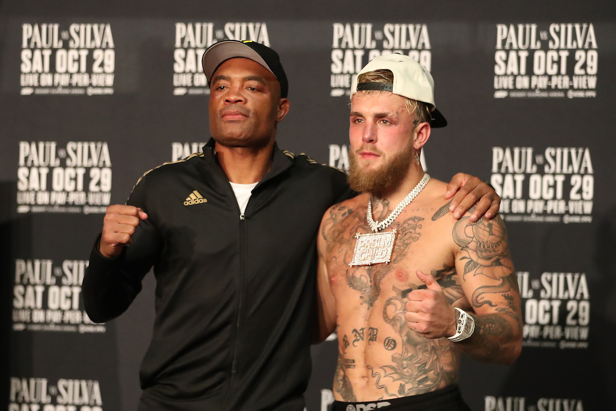 Jake Paul e Anderson Silva posam para foto na coletiva de imprensa após a vitória do youtuber sobre o ex-campeão do UFC no boxe.