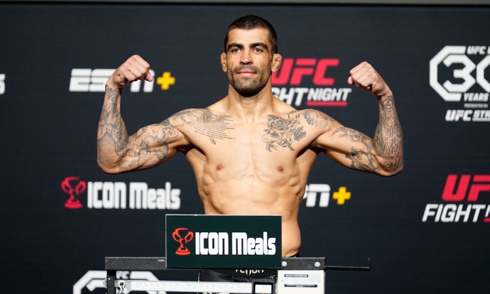 Elizeu Capoeira posa na balança da pesagem oficial do UFC Vegas 74.