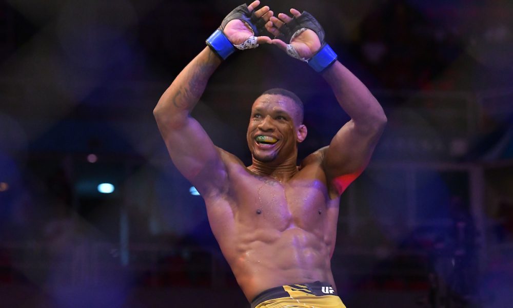 Jailton Malhadinho celebra sua vitória sobre Shamil Abdurakhimov no UFC 283, no Rio de Janeiro.