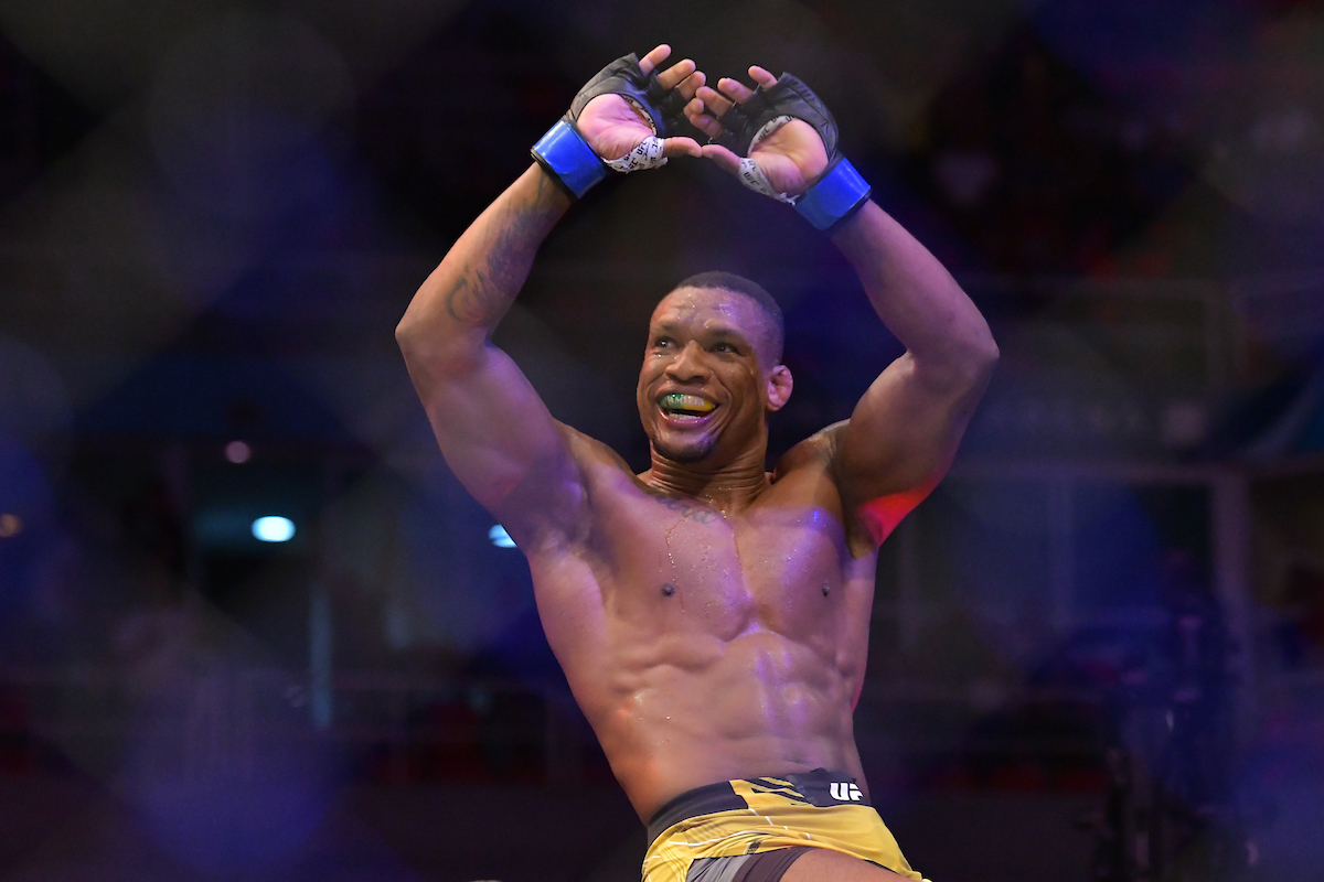 Jailton Malhadinho celebra sua vitória sobre Shamil Abdurakhimov no UFC 283, no Rio de Janeiro.