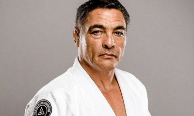 Rickson Gracie posa para foto utilizando um kimono branco