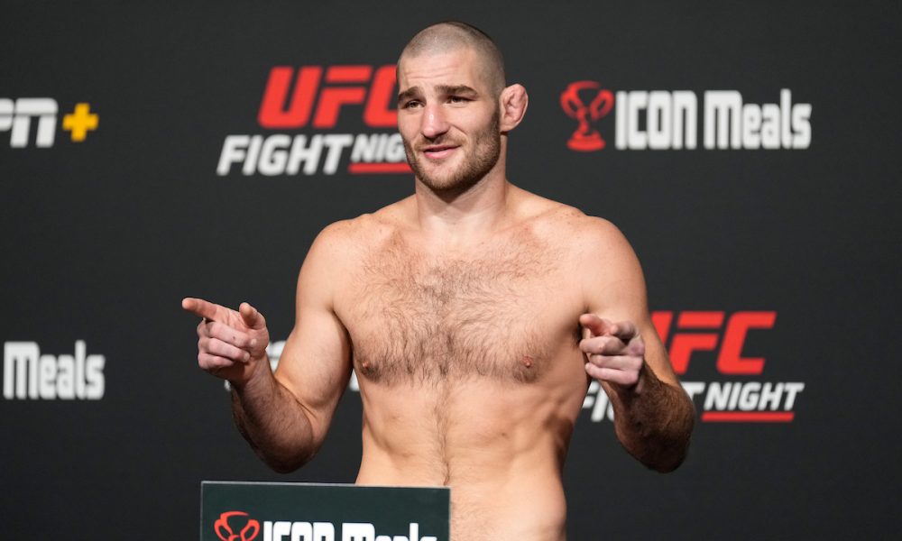 Sean Strickland posa para foto na balança da pesagem do UFC Vegas 66.