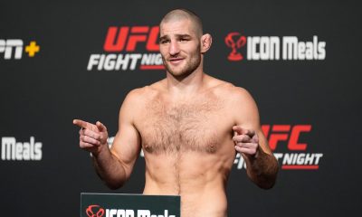 Sean Strickland posa para foto na balança da pesagem do UFC Vegas 66.