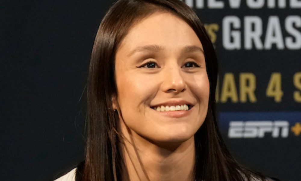 Alexa Grasso é campeã do peso-mosca do UFC