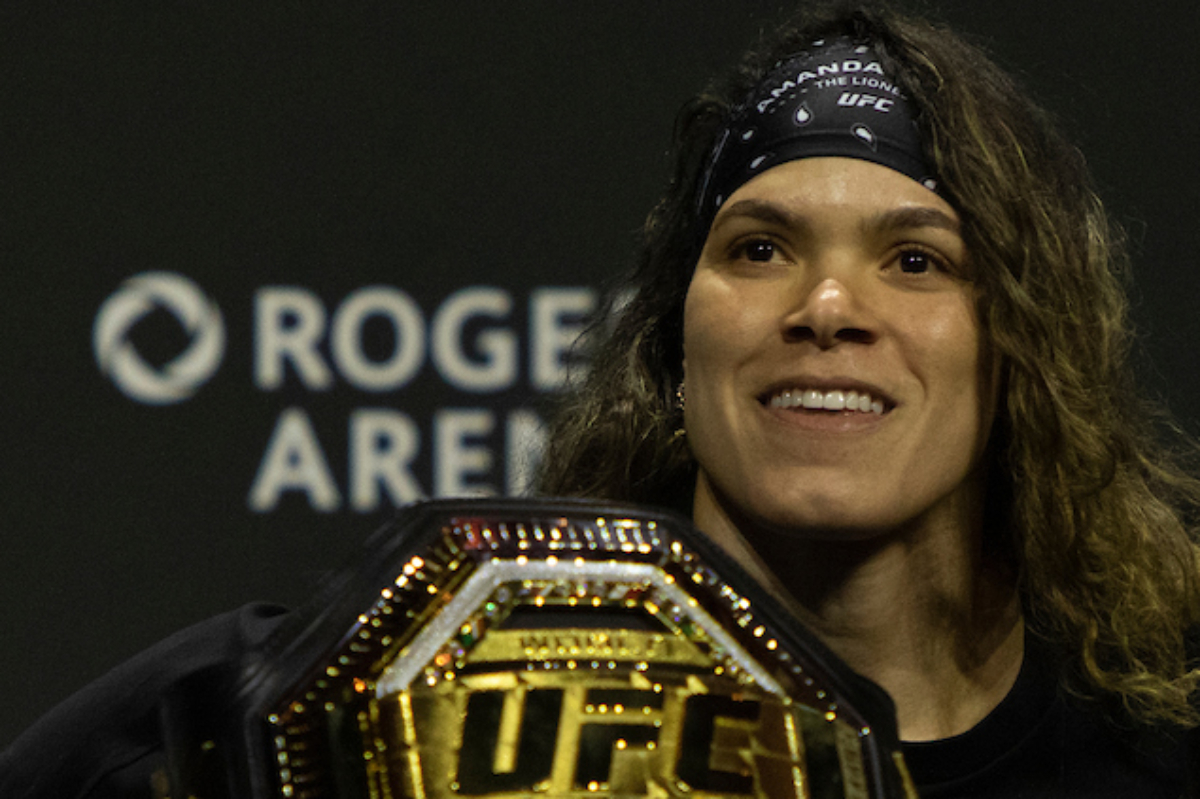 Amanda Nunes é campeã do peso-galo e do peso-pena do UFC