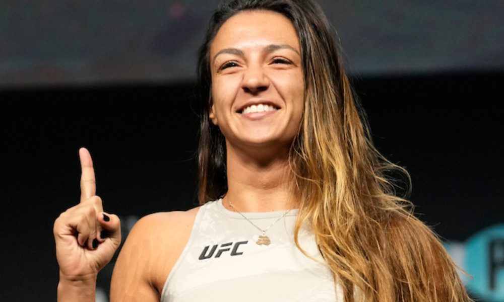 Com o dedo em riste, Amanda Ribas passa pela pesagem do UFC 285.