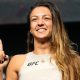 Com o dedo em riste, Amanda Ribas passa pela pesagem do UFC 285.