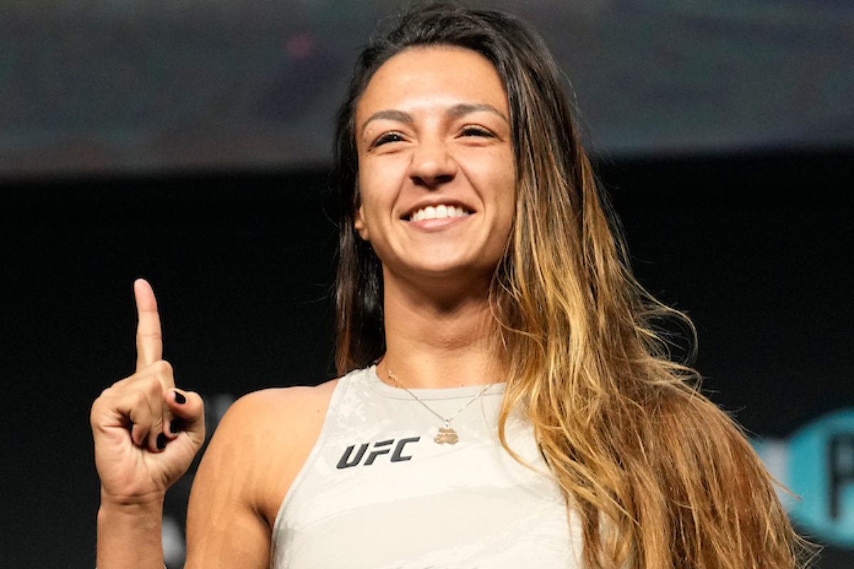 Com o dedo em riste, Amanda Ribas passa pela pesagem do UFC 285.