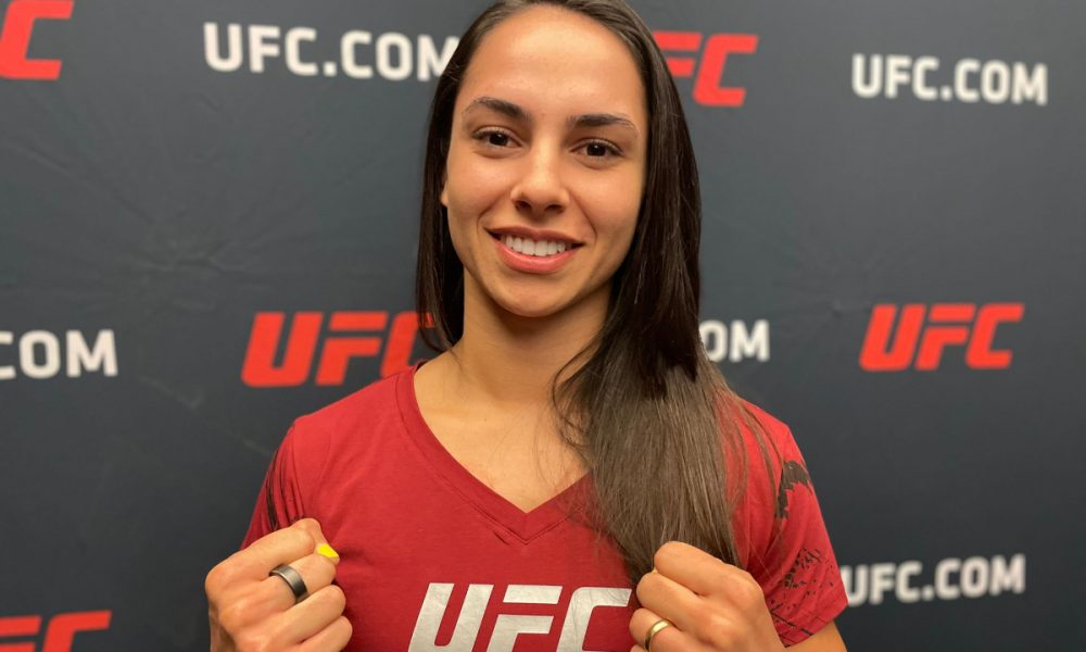 Ariane Lipski posa para foto durante o media day do UFC Vegas 76