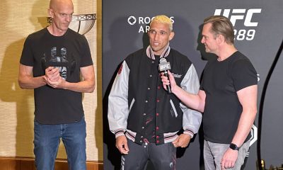 Charles do Bronx discursa após receber a jaqueta comemorativa da USADA de 50 testes antidoping limpos